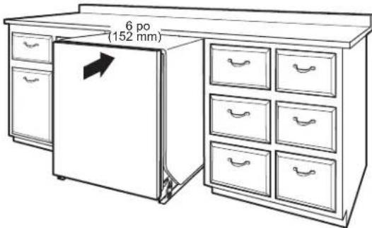 WHIRLPOOL WDP560HAMB - Insérer le lave-vaisselle en laissant 6 po (152 mm) dépasser de l'avant des armoires - 1