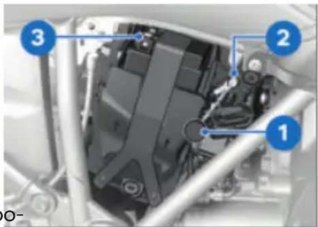 BMW R 1250 R (2022) - Contact entre les pinces polaires du câble de démarrage et le véhicule - 1