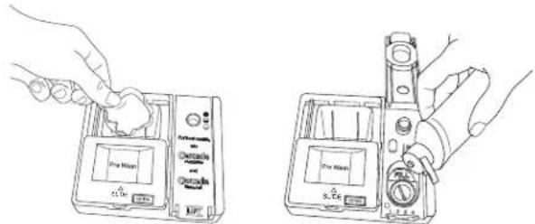 KITCHENAID KDPE234GBS - Ajouter le détergent et l'agent de rinçage. - 1