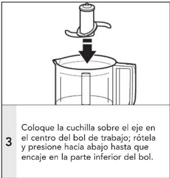 Coloque la cuchilla sobre el eje en el centro del bol de trabajo; rótela y presione hacia abajo hasta que encaje en la parte inferior del bol.