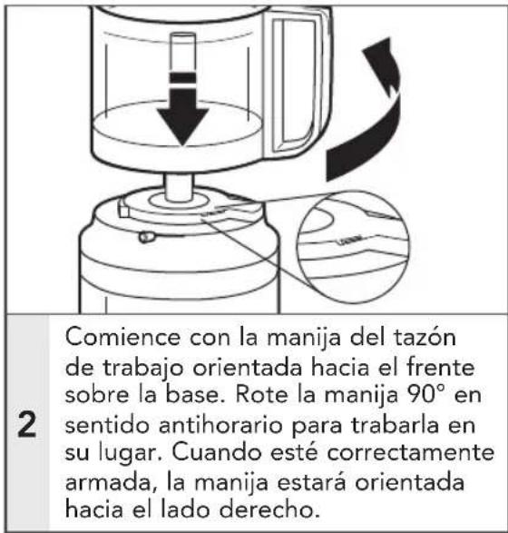 Comience con la manija del tazón de trabajo orientada hacia el frente sobre la base. Rote la manija 90° en sentido antihorario para trabarla en su lugar. Cuando esté correctamente armada, la manija estará orientada hacia el lado derecho.