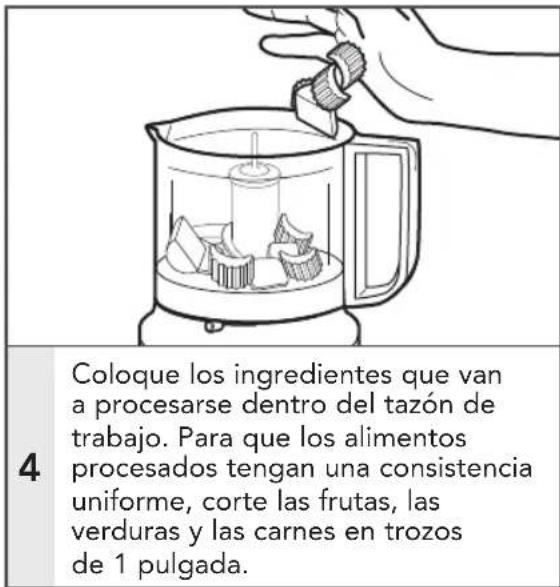 Coloque los ingredientes que van a procesarse dentro del tazón de trabajo. Para que los alimentos procesados tengan una consistencia uniforme, corte las frutas, las verduras y las carnes en trozos de 1 pulgada.