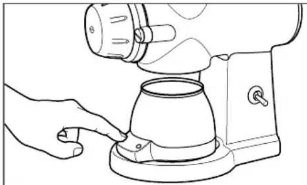 KITCHENAID KCG0799 - SO VERWENDEN SIE DEN BEHÄLTER/WAAGE FÜR SCHEIBENMAHLWERK - 4