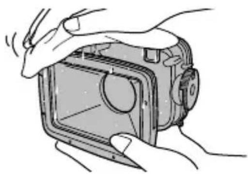 FUJIFILM WPFXF500 - Wischen Sie die Wassertropfen sorgfältig vom Unterwassergehäuse ab. - 1
