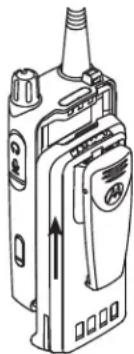 MOTOROLA MOTOTRBO CP100d - Installation de la batterie - 1