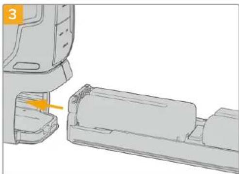 Blackmagic Design Pocket Cinema Camera 6K Pro - Insérer des batteries dans la poignée d'alimentation - 3