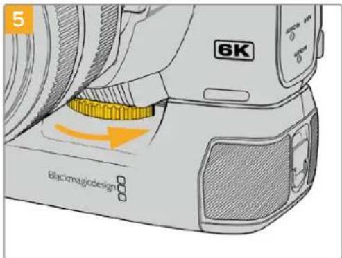 Blackmagic Design Pocket Cinema Camera 6K Pro - Instalación de la empuñadura Blackmagic Pocket Camera Battery Pro - 5