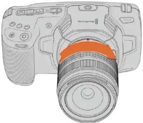 Blackmagic Design Pocket Cinema Camera 6K Pro - So bringen Sie ein EF- oder Micro-Four-Thirds-Objektiv an: - 2