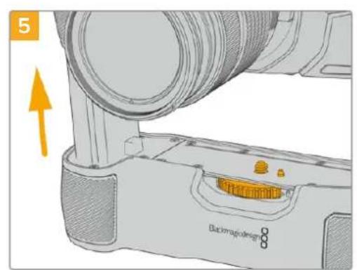 Blackmagic Design Pocket Cinema Camera 6K Pro - So bringen Sie einen Blackmagic Pocket Camera Battery Grip an: - 5