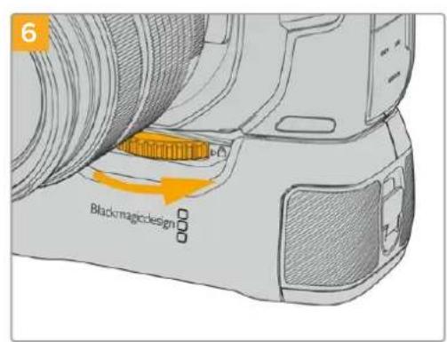 Blackmagic Design Pocket Cinema Camera 6K Pro - Blackmagic Pocket Camera Battery Gripを取り付ける - 6