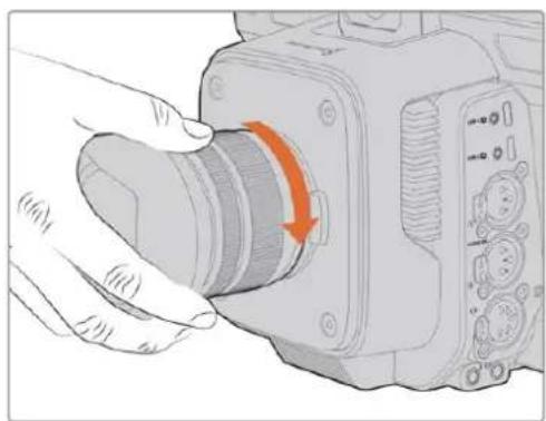 Blackmagic Design Studio Camera 4K Plus - 렌즈 장착 절차 - 2