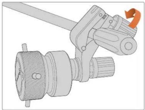 Blackmagic Design Studio Camera 4K Plus - 삼각대 손잡이에 장착하기 - 4