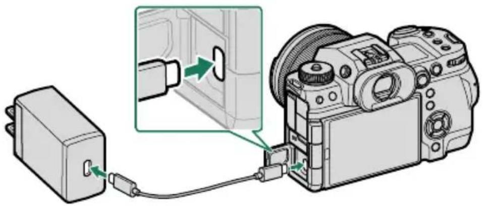 FUJIFILM XH2S - Branchez le connecteur adaptateur à l'adaptateur d'alimentation CA. - 3
