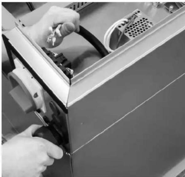 TROTEC TTR 10000 - Avertissement relatif à la tension électrique - 3