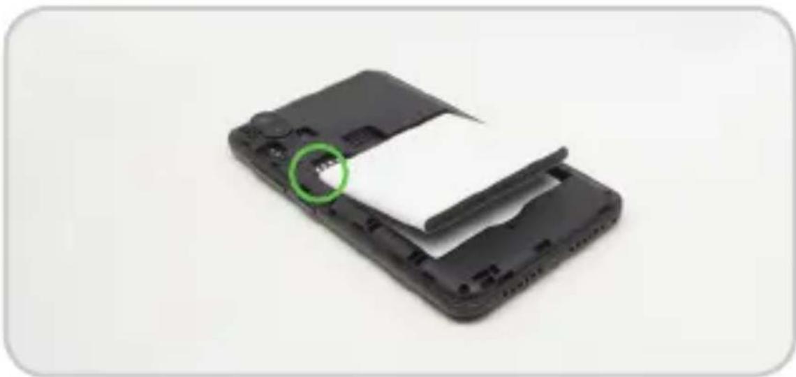 DANEW K402 - Plaats de SIM-kaart, geheugen- kaart & de batterij - 2