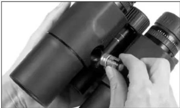 LEICA Geovid R 8x56 - Mise en PLACE du couvercle de protection d'objectif - 2