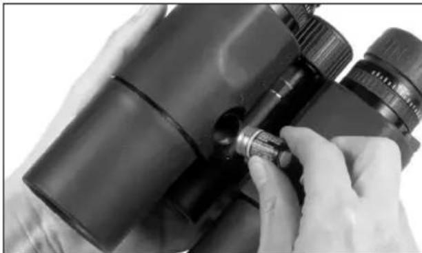LEICA Geovid R 8x56 - ANBRINGEN DER OBJEKTIV-SCHUTZDECKEL - 2