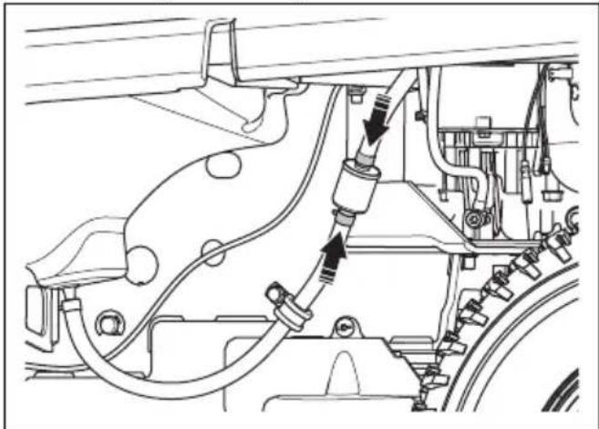 HUSQVARNA R 418TsX AWD - Het brandstofffilter vervangen - 2