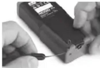 RIDGID Micro LM100 - Anbringen des Handgelenkbandes - 1