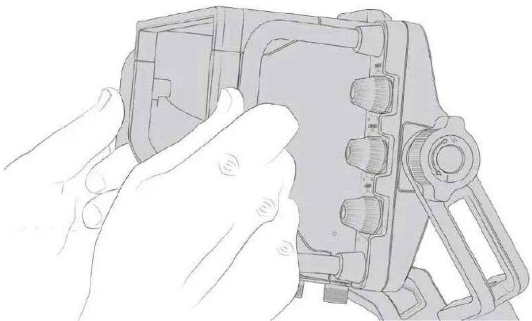 Blackmagic Design Ursa Studio Viewfinder G2 - Anpassen der Position des Blackmagic URSA Studio Viewfinders - 1
