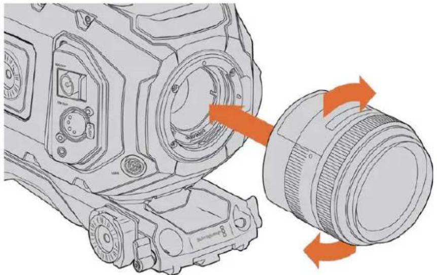 Blackmagic Design Ursa Studio Viewfinder G2 - EFマ ウ ントレンズ を 取 り 付 ける: - 1