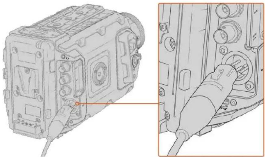 Blackmagic Design Ursa Studio Viewfinder G2 - Connecter la caméra à une source d'alimentation externe : - 1