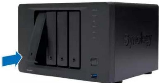 SYNOLOGY DVA3221 - Installation des disques - 1