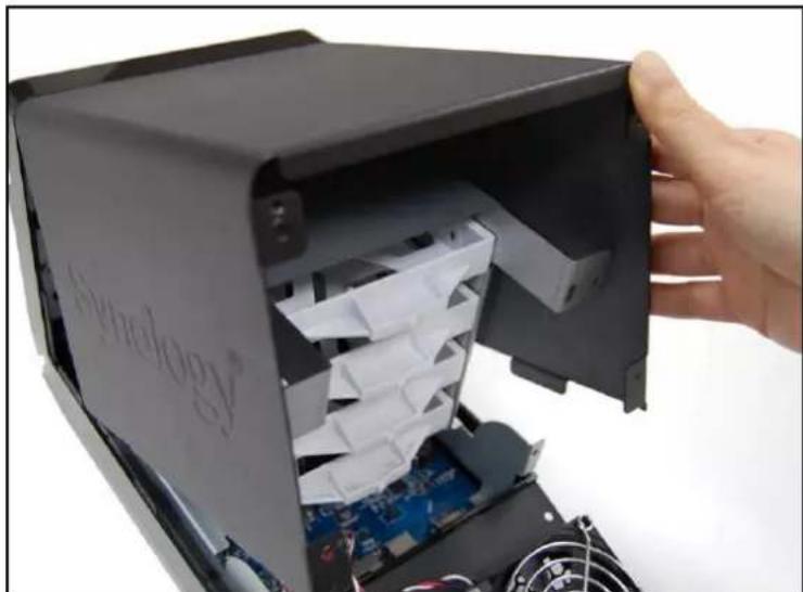 SYNOLOGY DiskStation DS409 - INSTALLATION DU DISQUE DUR - 8