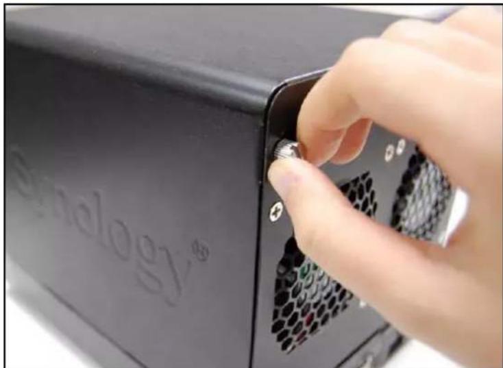 SYNOLOGY DiskStation DS409 - INSTALLATION DU DISQUE DUR - 1