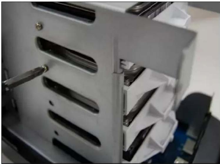 SYNOLOGY DiskStation DS409 - INSTALLATION DU DISQUE DUR - 7