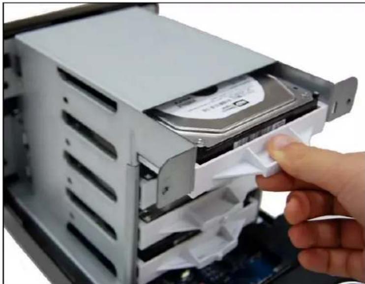 SYNOLOGY DiskStation DS409 - INSTALLATION DU DISQUE DUR - 6