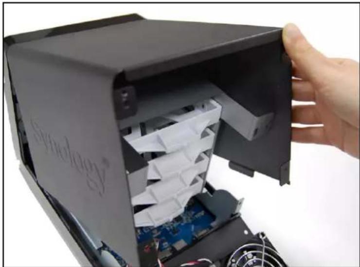 SYNOLOGY DiskStation DS409 - INSTALLATION DU DISQUE DUR - 3