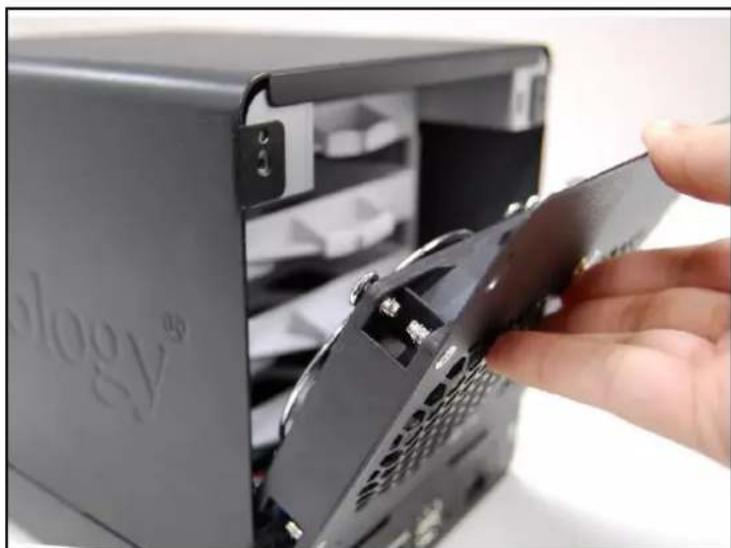 SYNOLOGY DiskStation DS409 - INSTALLATION DU DISQUE DUR - 2