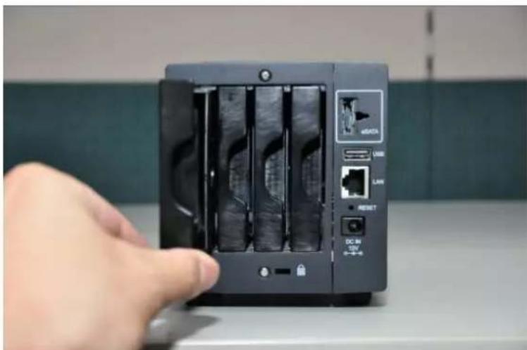 SYNOLOGY DiskStation DS409slim - Installer un disque dur - 1