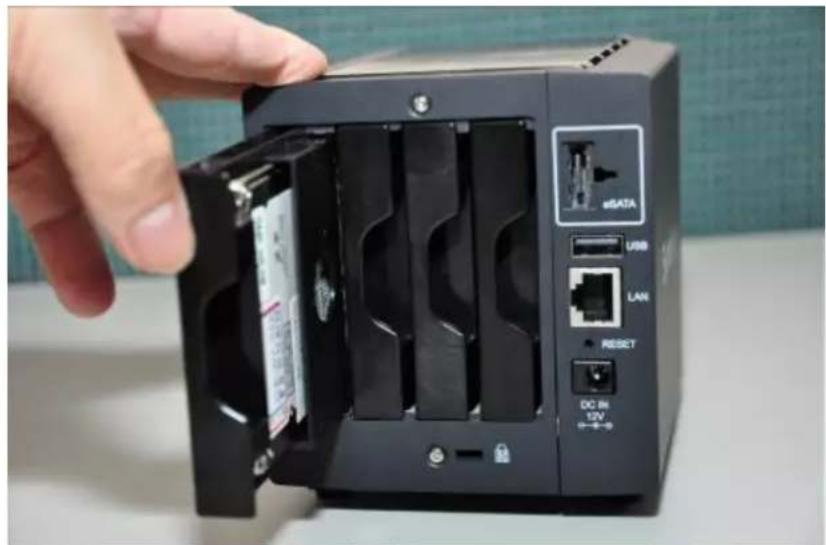 SYNOLOGY DiskStation DS409slim - Installer un disque dur - 3