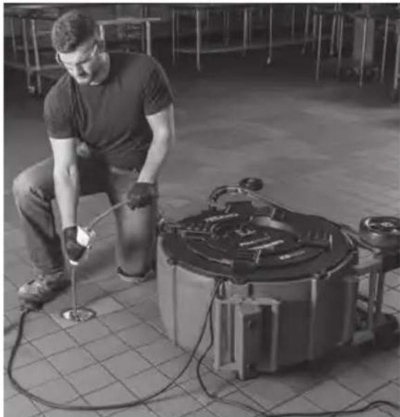 RIDGID FlexShaft K9306 - NOTICE Do not allow the spinning chain knocker to hit the camera head/push rod. It can damage it. - 2