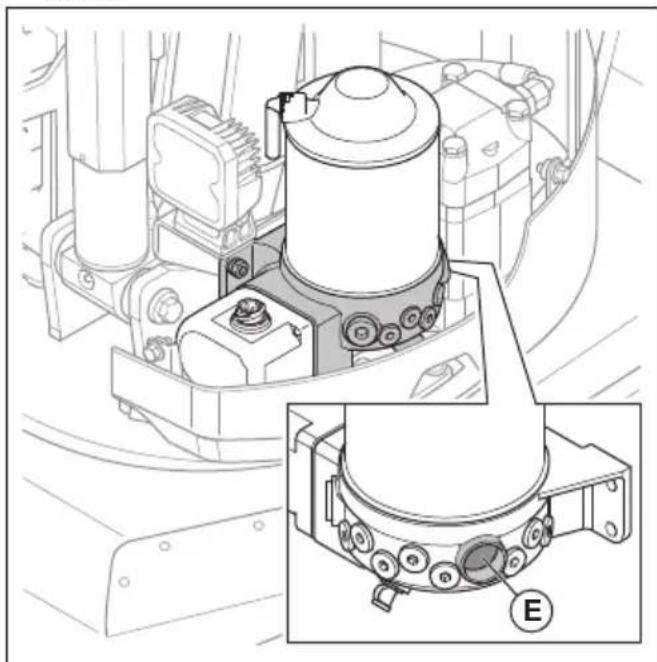 HUSQVARNA CEORA 544 EPOS - Purge de la pompe de graissage du marteau (DXR 95) - 4