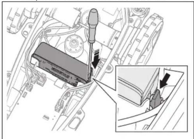 HUSQVARNA Automower Aspire R4 - Pour retirer la batterie - 6