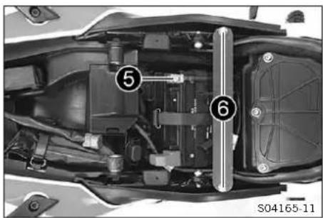 KTM 390 Adventure (2023) - Monter la batterie 12 V - 2