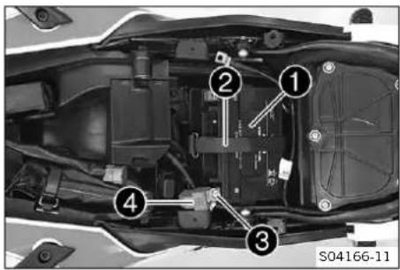 KTM 390 Adventure (2023) - Monter la batterie 12 V - 1