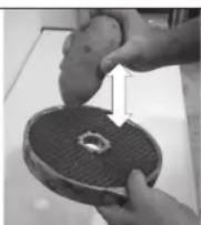 Sammic KE4V - ATENÇÃO: Para poder retirar os produtos colocados nas grelhas (G) é suficiente bater-lhes com uma batata alargada ou com uma cenoura inteira no sentido do corte. Desta forma, a grelha (G) não é danificada. Tenha cuidado com a borda da grelha (G). Nunca utilize objetos duros para bater na grelha (G). - 1
