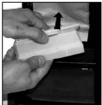 Clarke CarpetMaster 115 - NETTOYAGE OU REMPLACEMENT DU PRÉFILTRE - 2