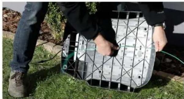 Fuxtec FXRB224 - Connect the boundary wire to the charging station: - 2