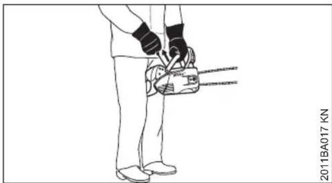 STIHL MS 151 C - Maintien de la tronconneuse - 2