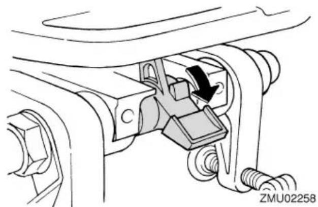 YAMAHA F6D (2023) - Procédure de relevage (modèles à re- levage manuel) - 3