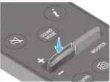 SAMSUNG HWQ990C - Patareide sisestamine enne kaugjuhtimispuldi kasutamist (kaks AAA-patareid) - 17