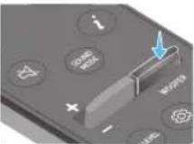 SAMSUNG HWQ990C - Patareide sisestamine enne kaugjuhtimispuldi kasutamist (kaks AAA-patareid) - 15