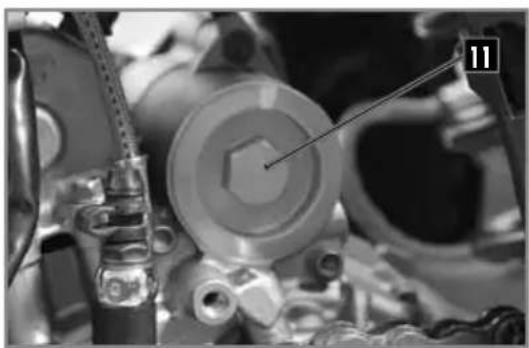Sherco 450 SEF (2023) - REFILLING THE ENGINE WITH OIL - 2