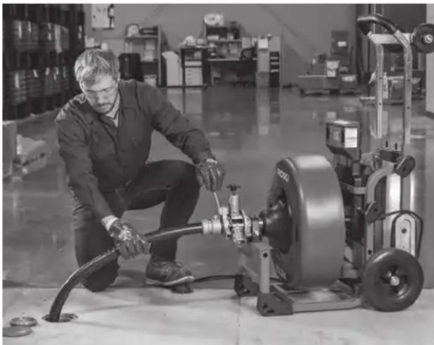 RIDGID K4310 FXP - Uso de la máquina con manguera guía frontal - 1