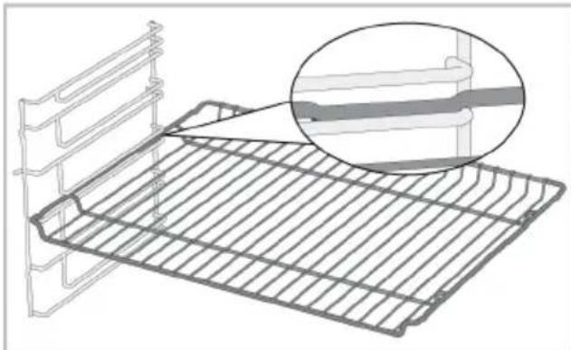 BEKO BBVM17400BDS - Mise en place de la grille métallique et du plateau métallique sur les étagères de cuisine - 1